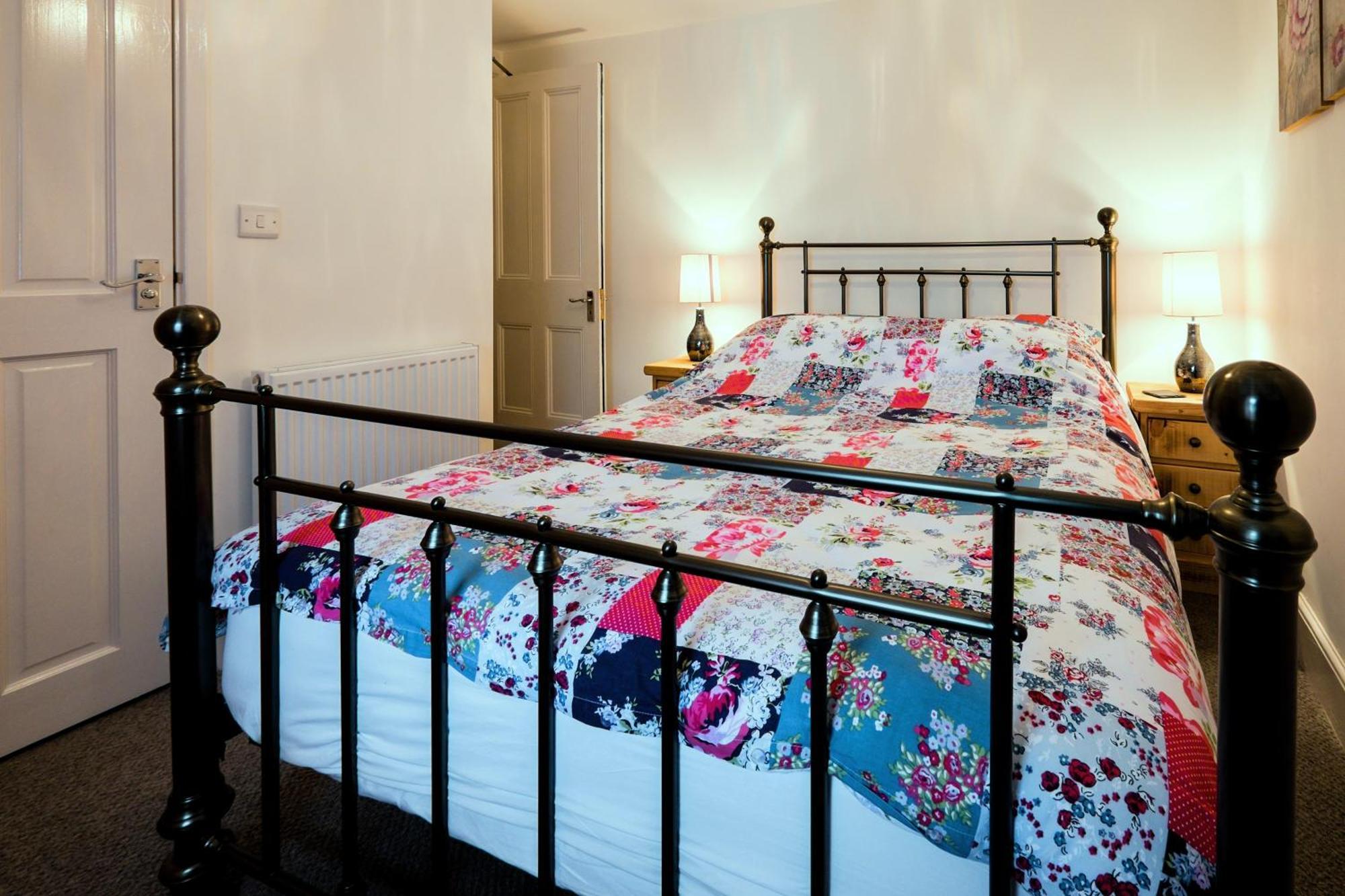 Glan Y Mor, Sleeps 20, 8 Bedrooms, 8 Bathrooms, Seafront, Criccieth Exterior foto
