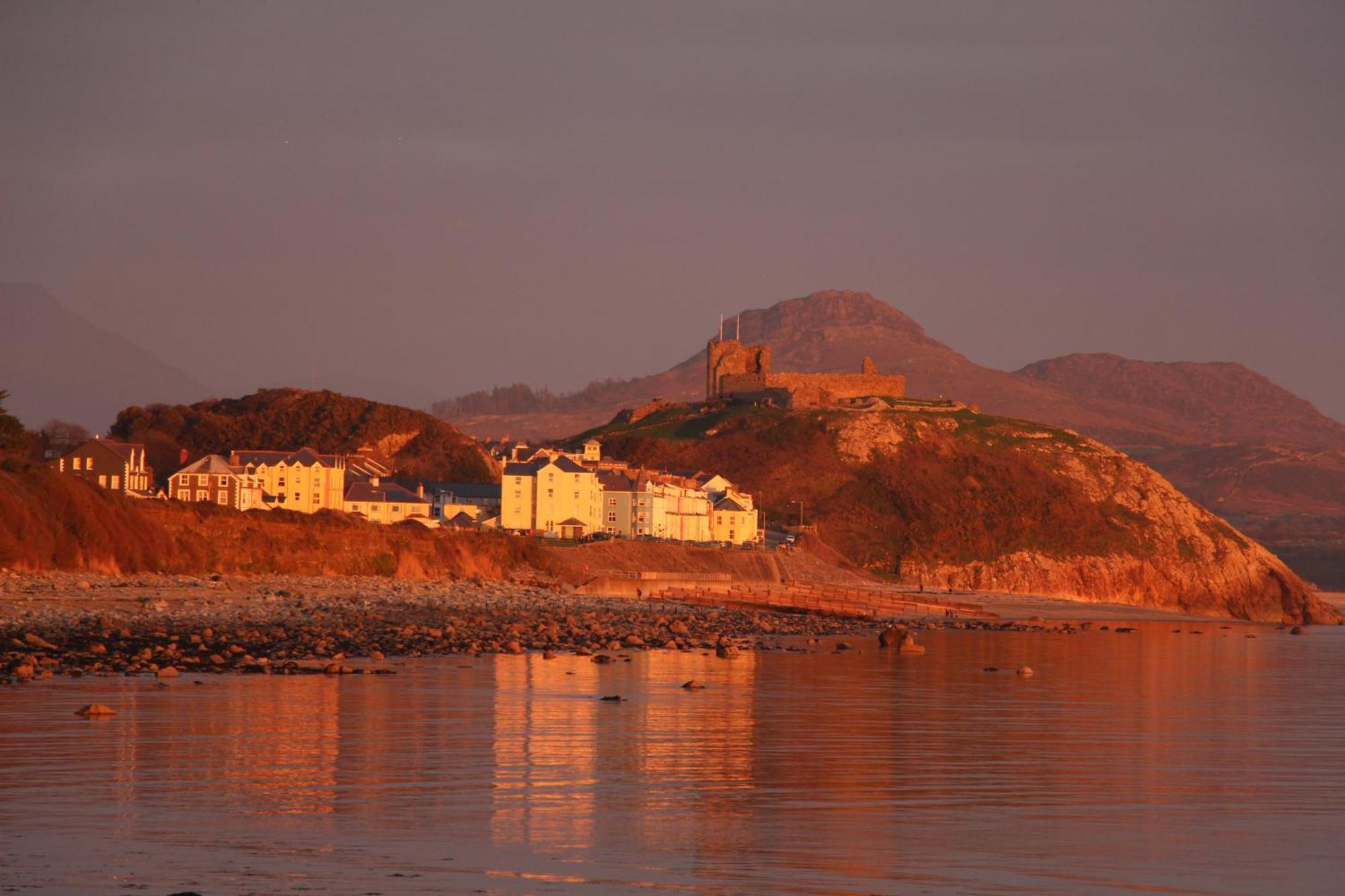 Glan Y Mor, Sleeps 20, 8 Bedrooms, 8 Bathrooms, Seafront, Criccieth Exterior foto