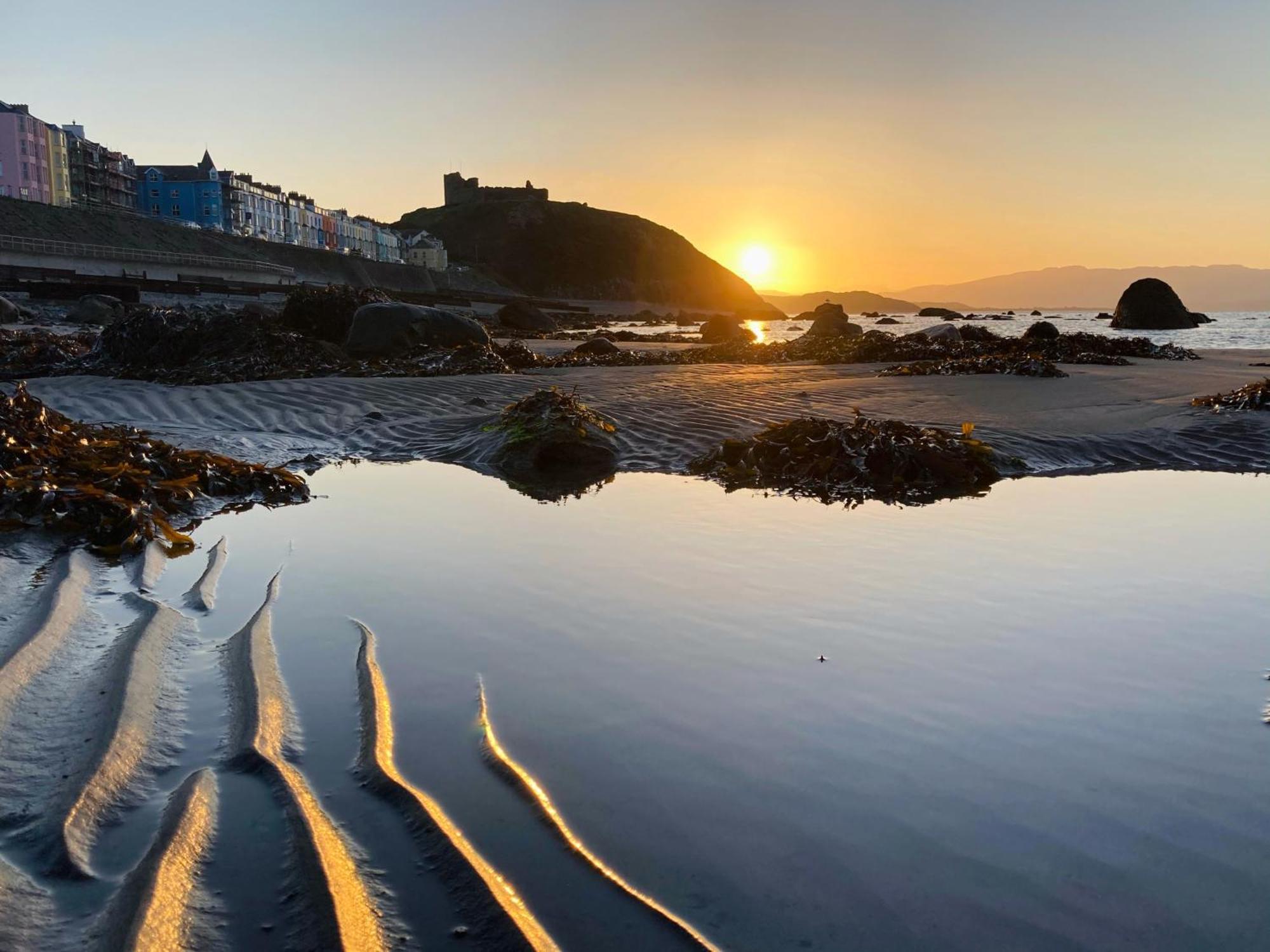 Glan Y Mor, Sleeps 20, 8 Bedrooms, 8 Bathrooms, Seafront, Criccieth Exterior foto