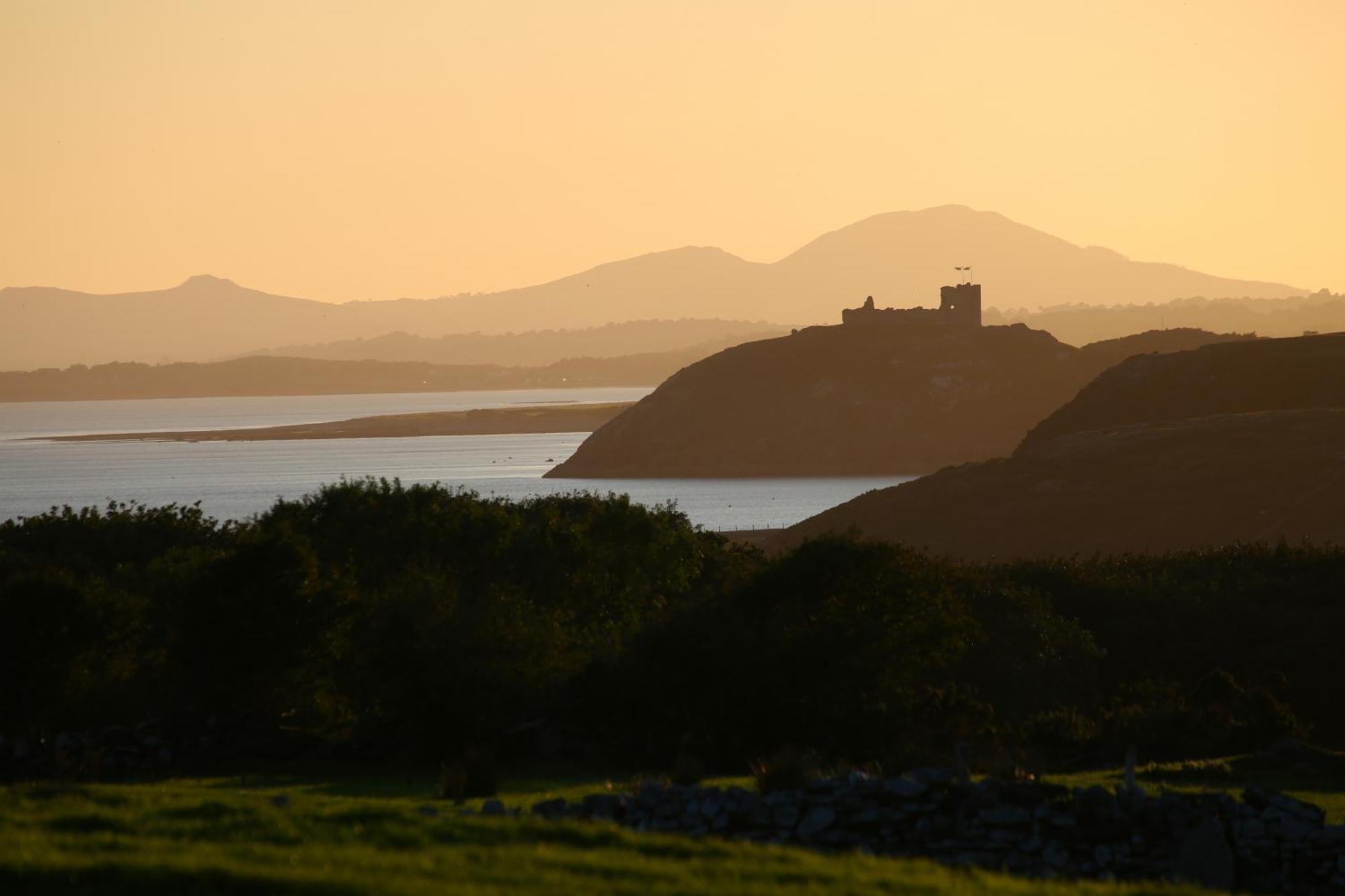 Glan Y Mor, Sleeps 20, 8 Bedrooms, 8 Bathrooms, Seafront, Criccieth Exterior foto