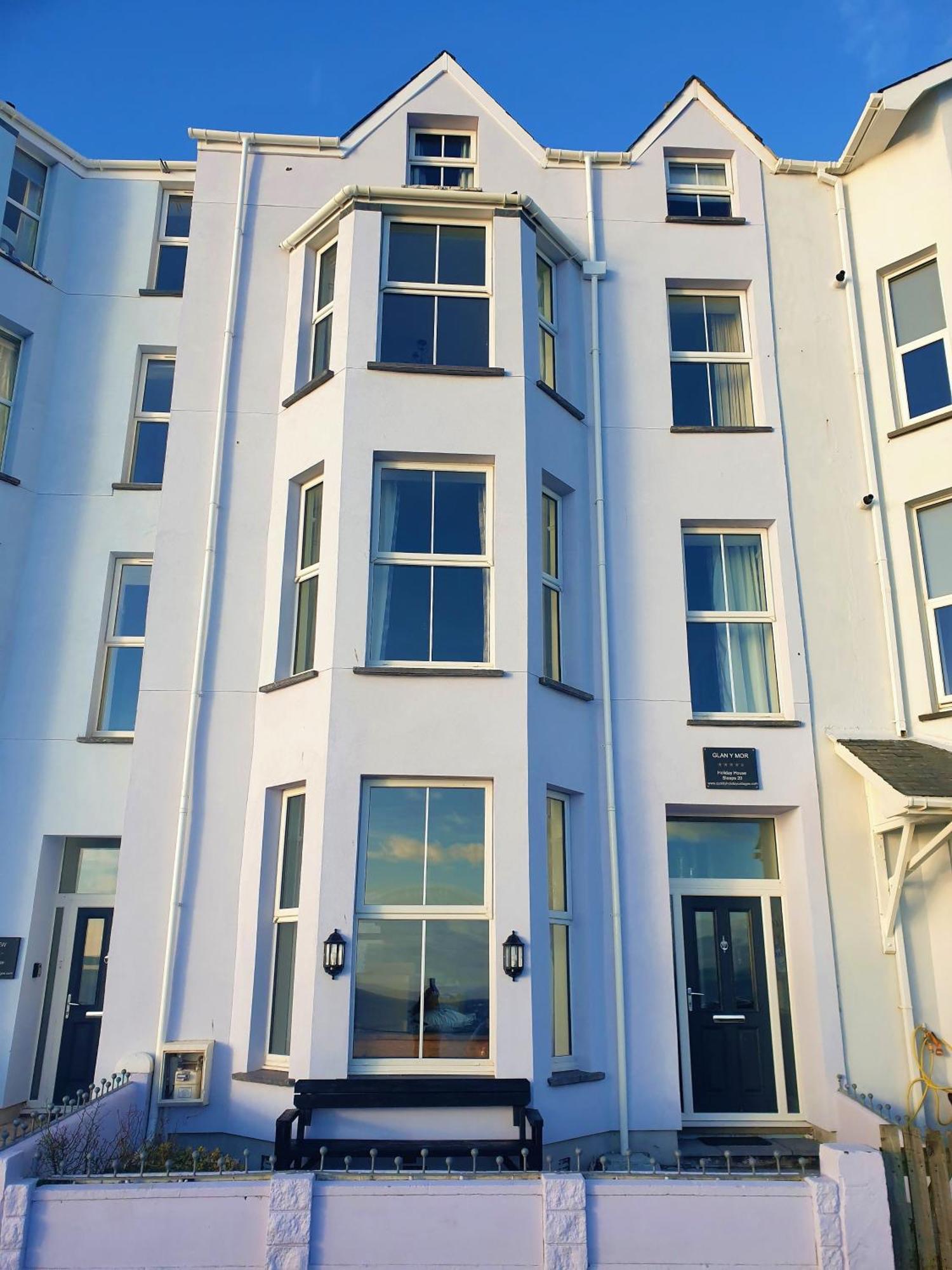 Glan Y Mor, Sleeps 20, 8 Bedrooms, 8 Bathrooms, Seafront, Criccieth Exterior foto