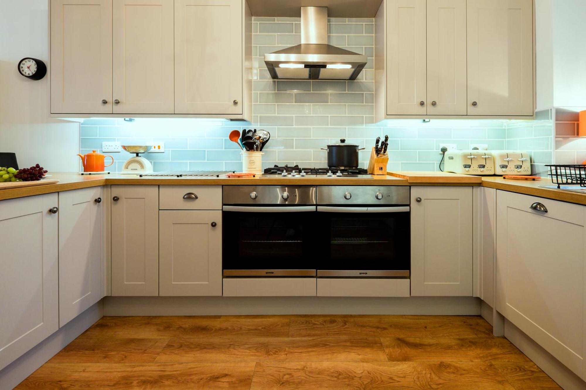Glan Y Mor, Sleeps 20, 8 Bedrooms, 8 Bathrooms, Seafront, Criccieth Exterior foto