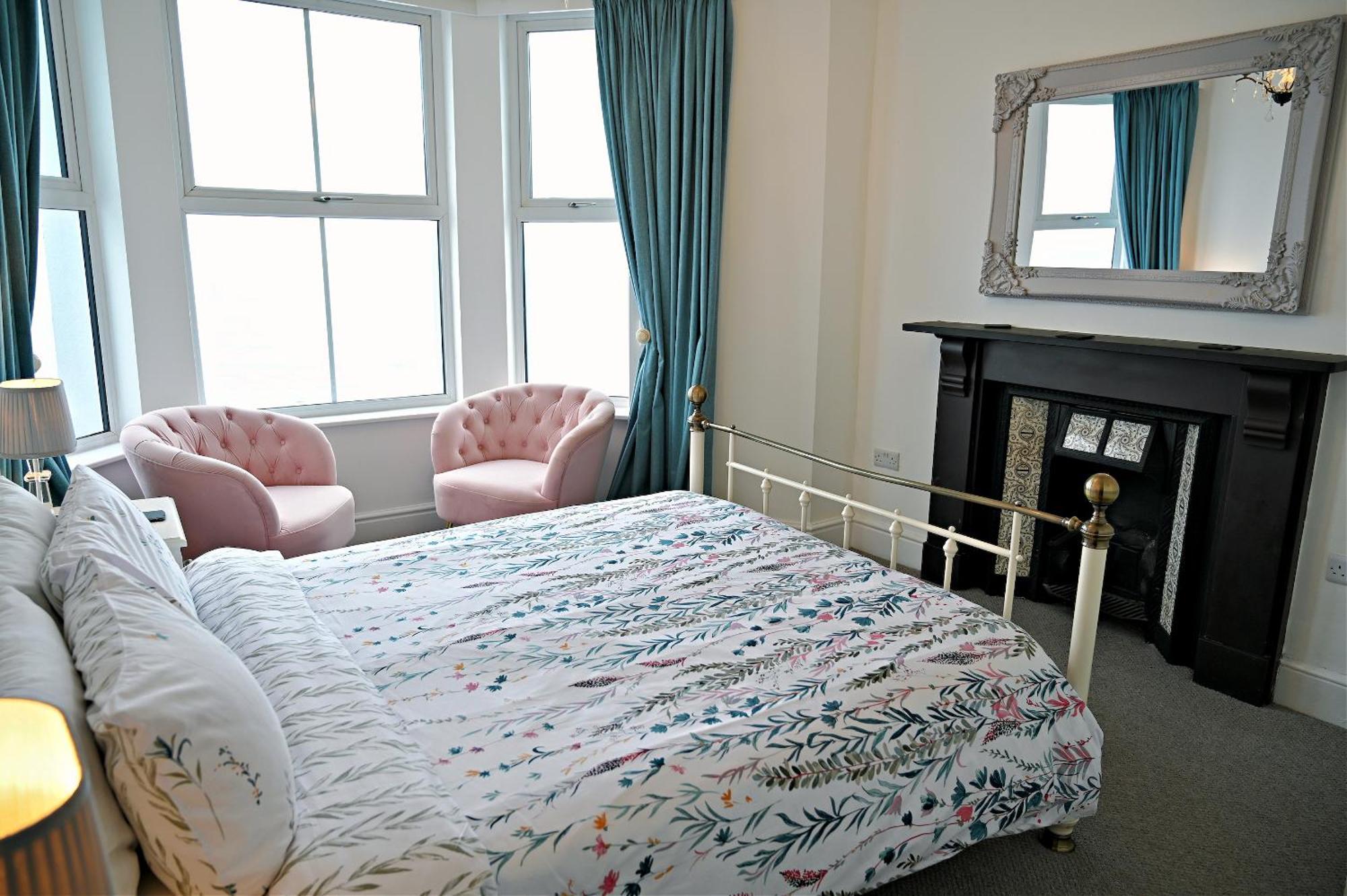 Glan Y Mor, Sleeps 20, 8 Bedrooms, 8 Bathrooms, Seafront, Criccieth Exterior foto
