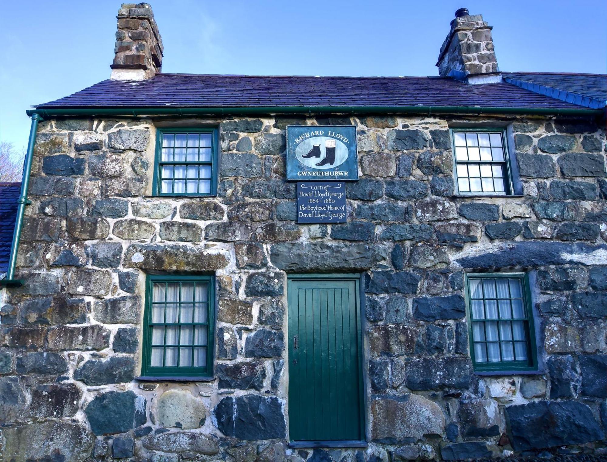 Glan Y Mor, Sleeps 20, 8 Bedrooms, 8 Bathrooms, Seafront, Criccieth Exterior foto