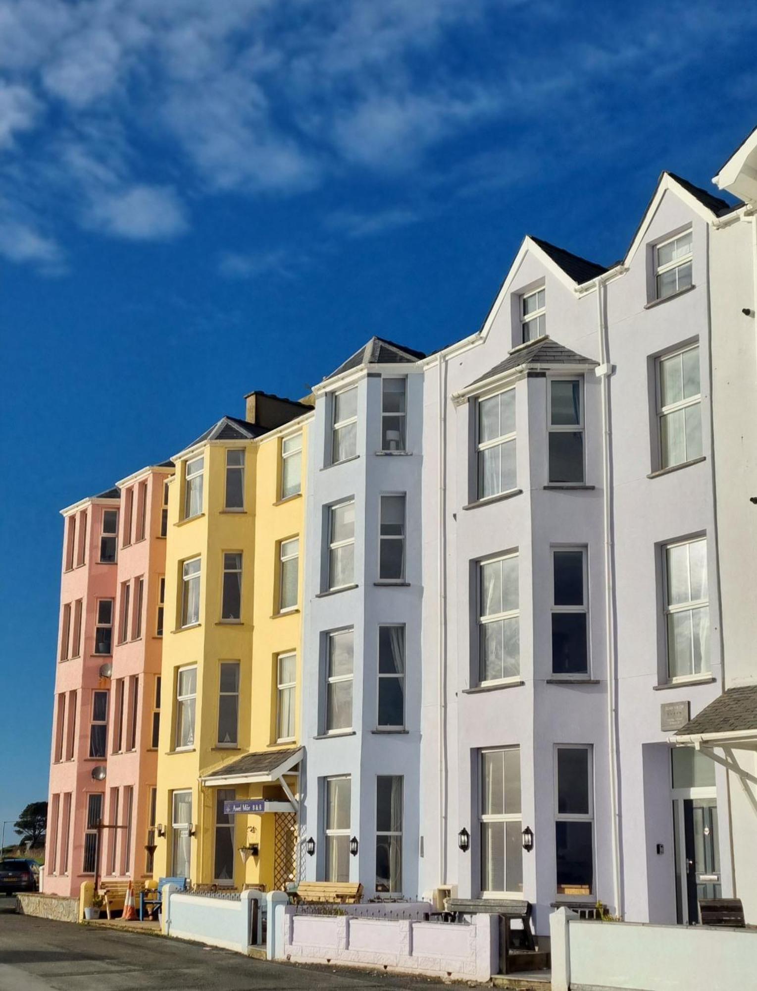 Glan Y Mor, Sleeps 20, 8 Bedrooms, 8 Bathrooms, Seafront, Criccieth Exterior foto